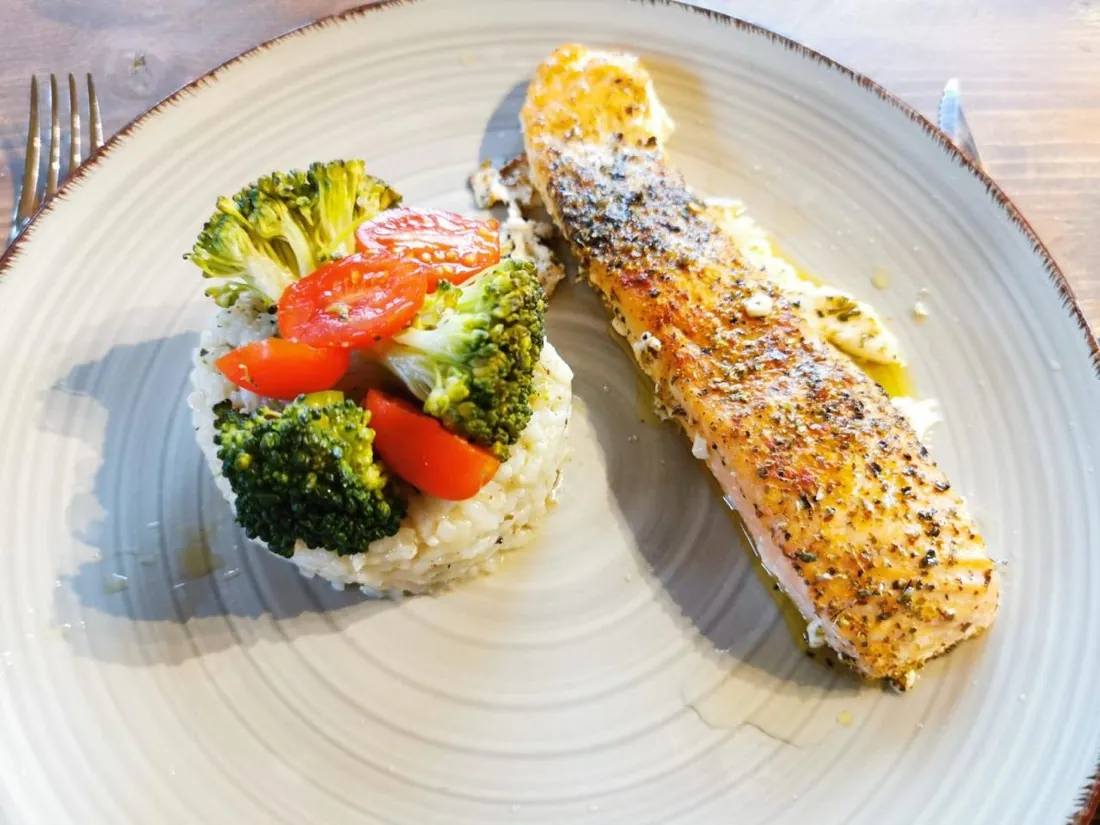 Pavé de saumon rôti aux herbes, riz et brocolis croquants aux tomates cerises